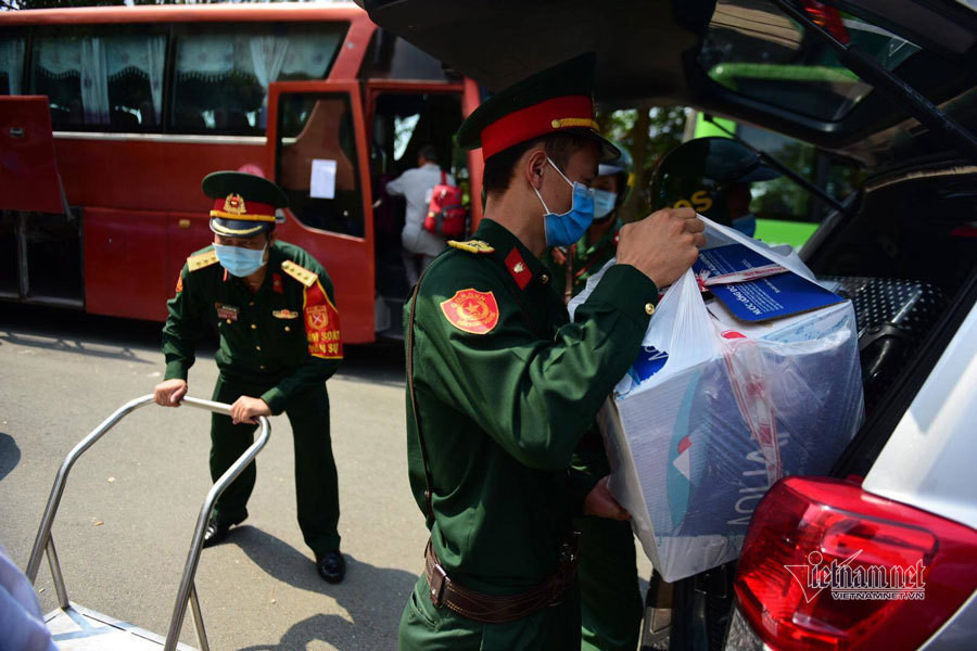 Hon 900 nguoi het thoi han cach ly o Sai Gon rang ro tro ve nha-Hinh-2