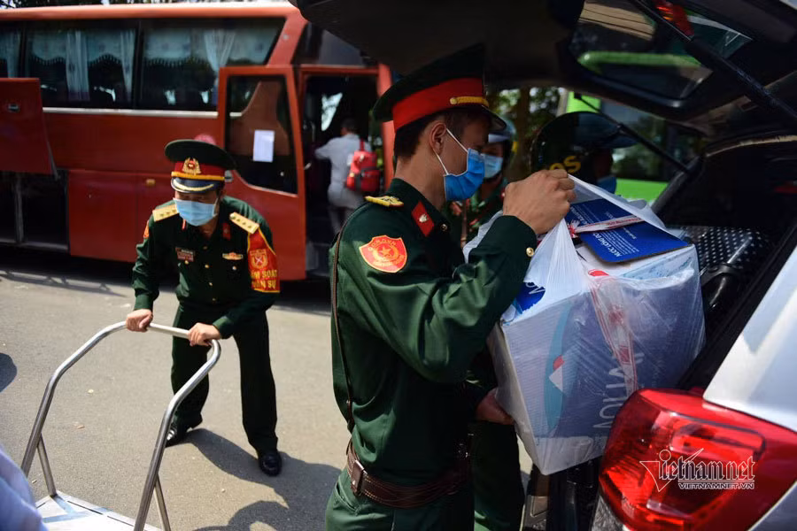 Hon 900 nguoi het thoi han cach ly o Sai Gon rang ro tro ve nha-Hinh-2