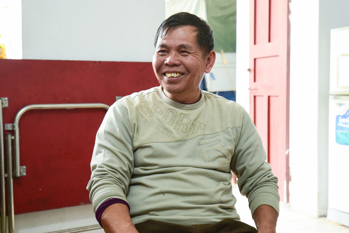 Trong ảnh là ông Võ Đình Minh, (nguyên quán Nghĩa Phương, Tư Nghĩa, Quảng Ngãi) là con của ông Võ Đình Khôi, cán bộ tỉnh Quảng Ngãi, tập kết ra Bắc rồi được Nhà nước phân công về làm Trưởng phòng Đời sống của Mỏ thiếc Tĩnh Túc. Bản thân ông Minh cũng từng học tập và công tác tại xưởng cơ ký của mỏ trước khi đi bộ đội vào cuối những năm 1980. Theo ông Minh, thời điểm những năm 60-70 của thế kỷ trước, Tĩnh Túc là thị trấn sầm uất, dân số cả vài ngàn người, đèn điện sáng trưng, đời sống sung túc.