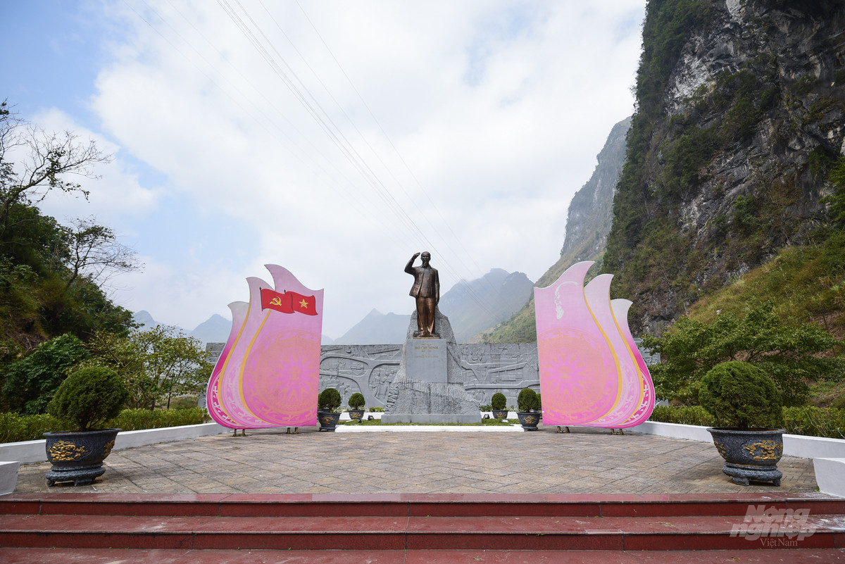 Tại Khu quần thể Lịch sử - Truyền thống - Văn hoá bên ngoài mỏ có bức tượng Bác Hồ vẫy tay chào cùng với tấm phù điêu khổng lồ ghi lại quá trình phát triển của Mỏ thiếc Tĩnh Túc, từ những ngày khai thác thủ công dưới sự đàn áp của thực dân Pháp cho đến khi được cơ khí hóa. Ngày 15/9/1958, Mỏ thiếc Tĩnh Túc vinh dự được Bác Hồ về thăm.