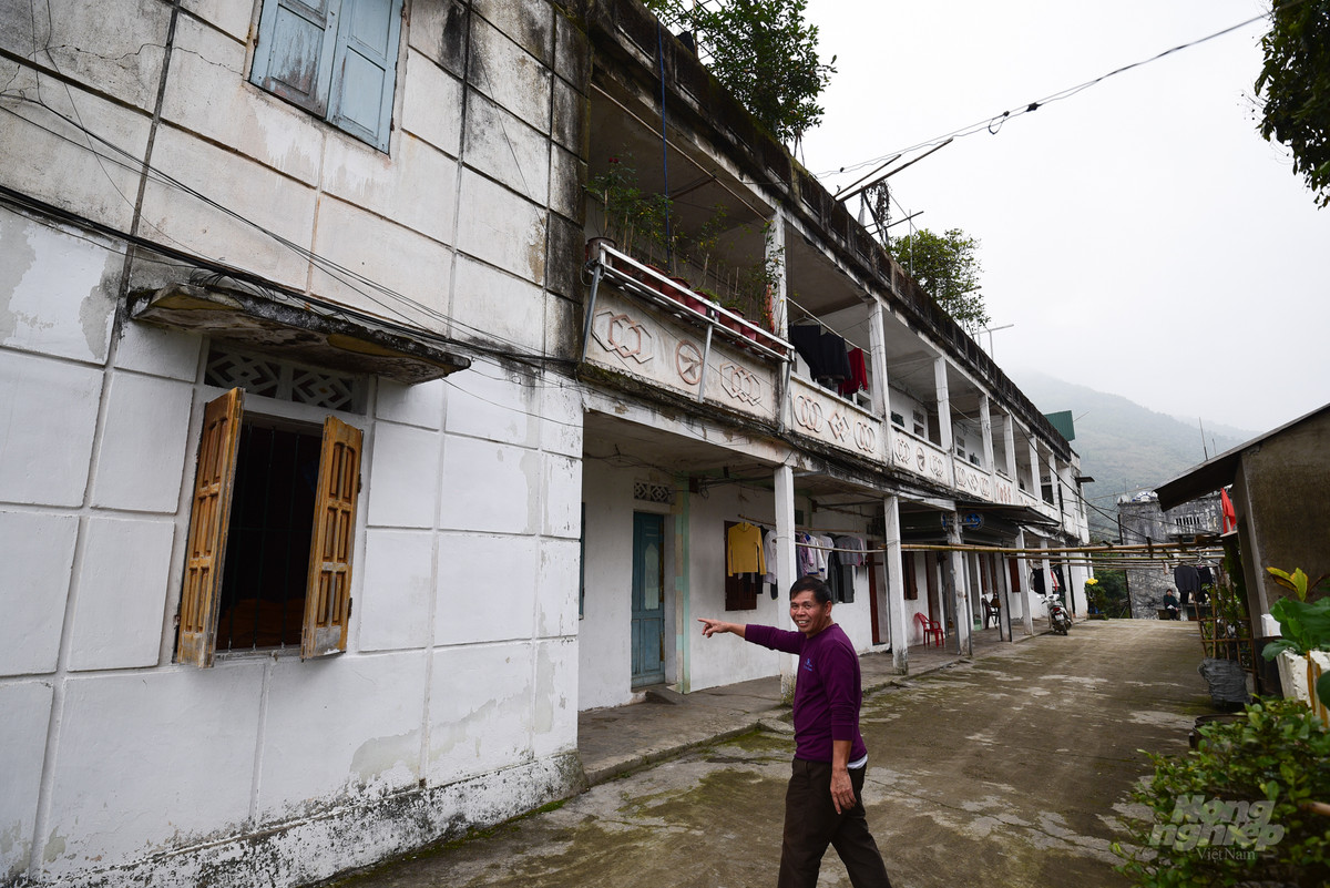 Ngoài hệ thống nhà xưởng, máy móc và các công trình công cộng thì các khu nhà tập thể từ thời Liên Xô vẫn còn tồn tại đến ngày nay. Khu tập thể ông Minh đang giới thiệu trong ảnh được xây năm 1988, đến giờ vẫn là nơi sinh sống của nhiều thế hệ công nhân mỏ, trong đó có những người trẻ 8x, 9x vẫn nối nghiệp cha ông ở vùng đất mang tên Tĩnh Túc này.