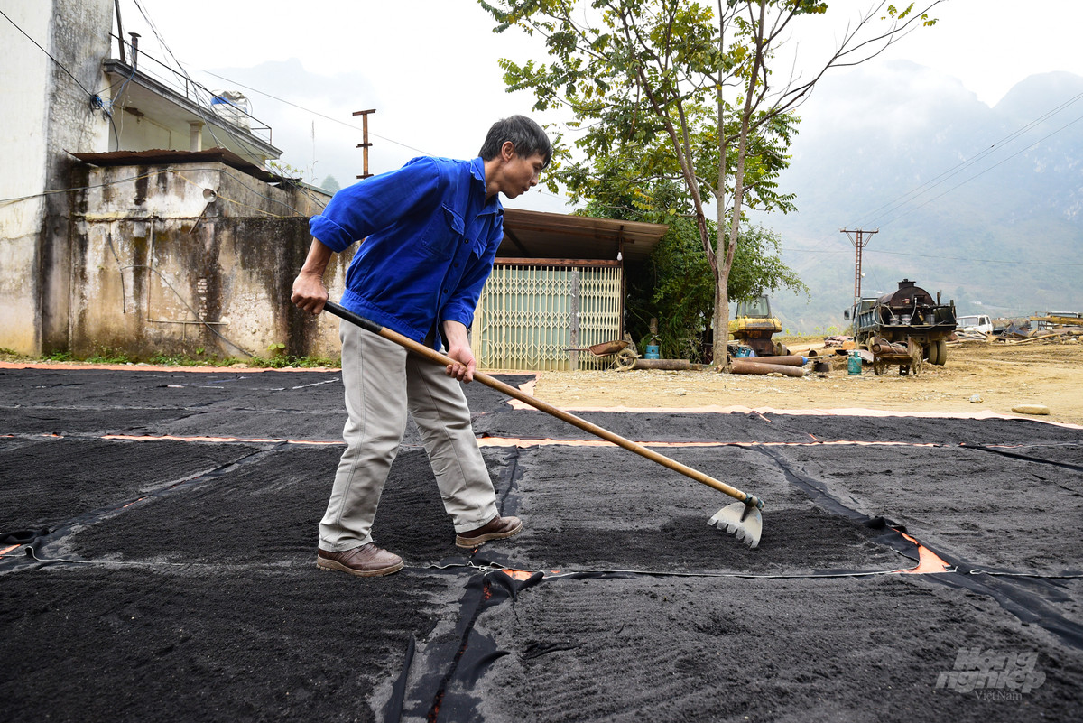 Anh Dương, Tổ trưởng KCS, đảm nhận việc kiểm tra chất lượng sản phẩm được sản xuất ra nhằm đảm bảo đáp ứng mọi yêu cầu về chất lượng sản phẩm và tuân thủ quy trình tiêu chuẩn kỹ thuật – công nghệ của nhà máy đang làm nhiệm vụ phơi quặng thiếc. Theo cán bộ của Công ty cổ phần Khoáng sản và Luyện kim Cao Bằng, tỷ lệ quặng thiếc thu được hiện nay vào khoảng 200 gr/m3 đất. Thời kỳ cao điểm có lúc mỗi m3 đất ở Tĩnh Túc có thể thu được đến 1 kg quặng.