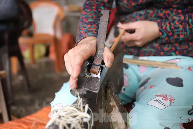 Đũa được làm, vót thủ công bằng tay. Cây cau Nàng Rưng được rửa sạch, chặt từng khúc dài khoảng 25-30 cm, chẻ phần ruột bên trong để tạo hình đũa thô.