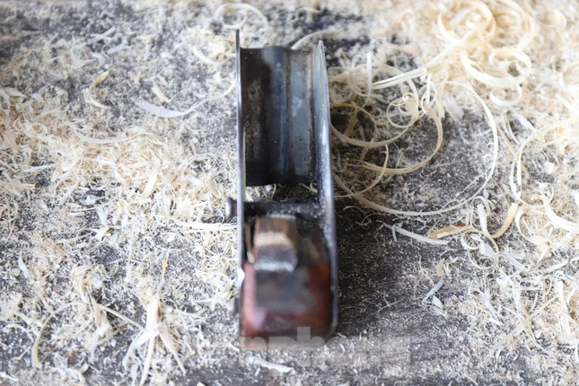 Sau đó dùng bào sắt để bào, khoảng 2 phút mới xong 1 chiếc.