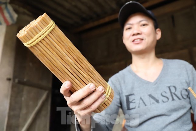 Nếu ngày mưa người dân phải dùng đến bếp than để hong khô đũa. Mỗi ngày một người vót được bình quân từ 150 – 200 đôi đũa với giá từ 4.000-5.000 đồng/đôi tùy chất lượng mẫu mã.