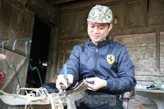 "Hàng năm từ tháng 10 âm lịch trở đi, nhu cầu mua đũa của khách hàng tăng lên nên gia đình tôi phải làm đũa từ sáng đến tối mới nghỉ. Đũa được làm thủ công, đảm bảo chất lượng nên nhu cầu người dùng ngày càng tăng lên nhiều”, anh Đoàn Vương Hải, trú tại thôn 1, xã Phúc Trạch cho hay.