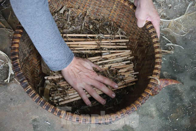 Công đoạn bào, vót đũa đòi hỏi sự cẩn thận, tỷ mỉ, nếu làm quá nhanh, mạnh tay sẽ khiến đũa bị mất cân đối hoặc gãy. Sau khi bào thô, bào trơn, chà đánh bóng, đũa sẽ được đưa đi phơi nắng.