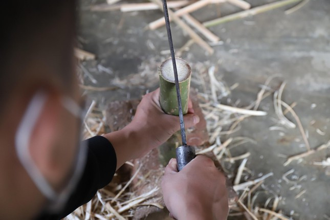 Thân cau Nàng Rưng cứng, có độ thẳng, dễ chặt và dễ bào. Không chỉ vậy, đũa được làm từ thân cau Nàng Rưng lại có độ bền cao, không hút nước nên ít khi bị mốc.