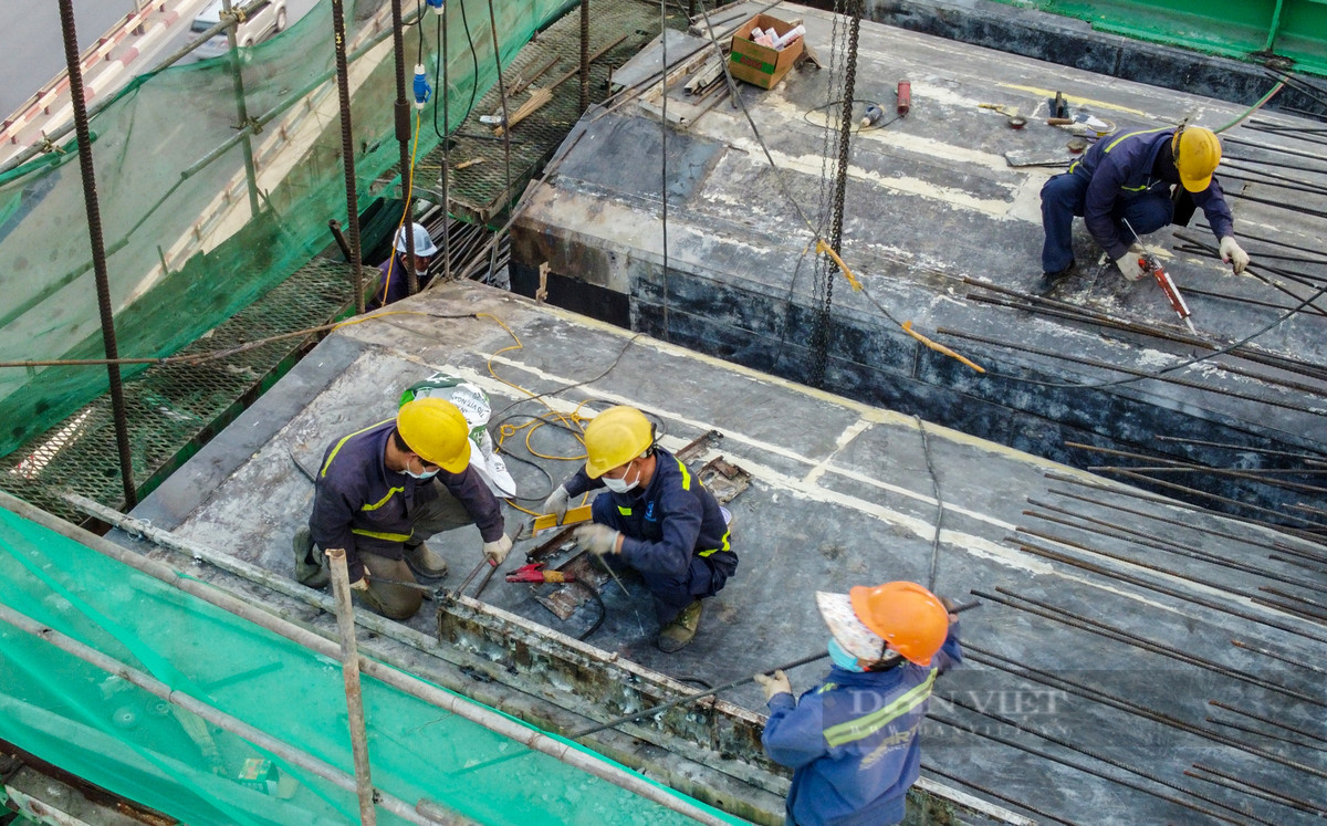 Để hoàn thành được kế hoạch đề ra, các công nhân phải chia ca thi công 24/24 để đảm bảo tiến độ.