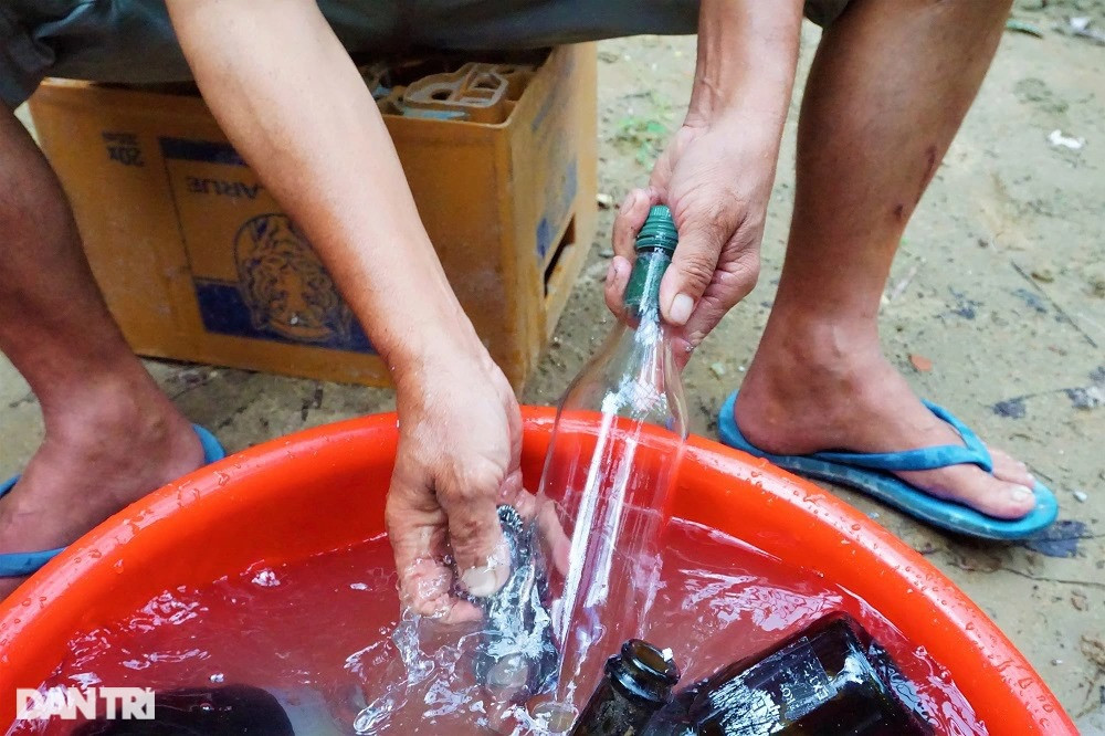 "Chai phải được rửa thật tỉ mỉ, cẩn thận để loại bỏ nhãn hiệu, vết bẩn. Việc này khiến chai được sáng bóng hơn và nổi lên được vẻ đẹp của từng vỏ chai", ông Linh giải thích.