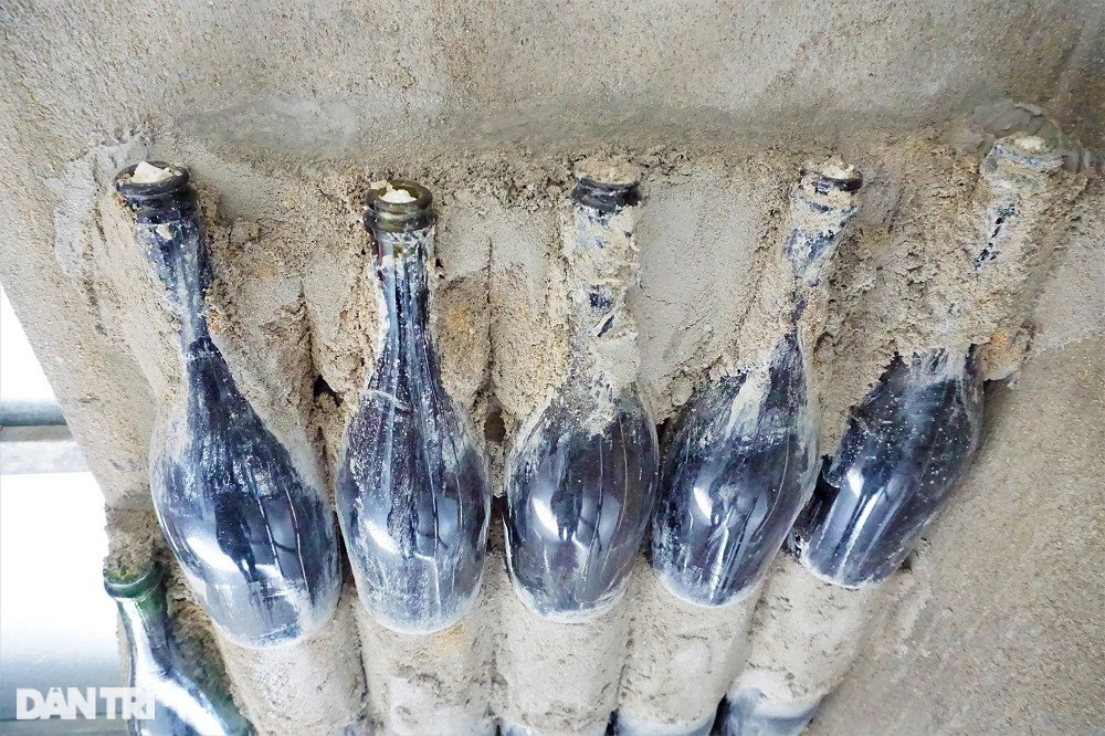 Mỗi lần chỉ làm được khoảng 5 lớp chai là dừng, chờ cho xi măng gắn kết mới tiếp tục. "Nếu làm nhiều lớp quá, chai sẽ không chịu được và bị đổ, lúc đó coi như phải gắn lại từ đầu", ông Linh nói.