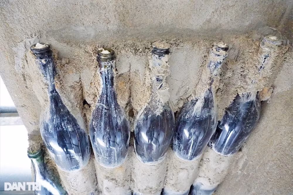 Mỗi lần chỉ làm được khoảng 5 lớp chai là dừng, chờ cho xi măng gắn kết mới tiếp tục. "Nếu làm nhiều lớp quá, chai sẽ không chịu được và bị đổ, lúc đó coi như phải gắn lại từ đầu", ông Linh nói.