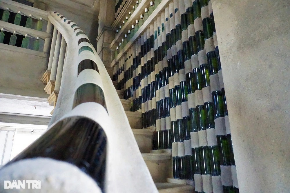 Ngôi nhà được ông Linh thiết kế hai cầu thang, rất giống phong cách phương tây và tất cả đều được trang trí vỏ chai.