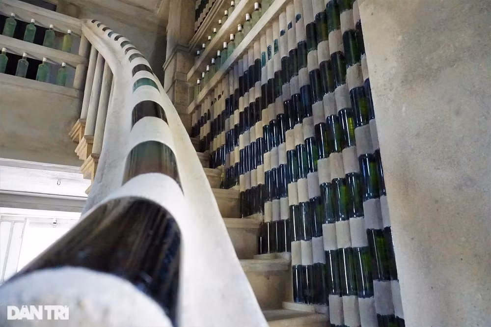 Ngôi nhà được ông Linh thiết kế hai cầu thang, rất giống phong cách phương tây và tất cả đều được trang trí vỏ chai.