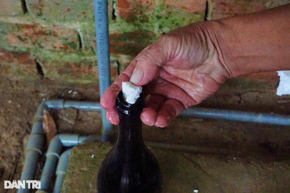 Những chai không có nắp thì ông dùng xốp để bịt kín việc này để tránh nước bị bay hơi khi được gắn vào tường.