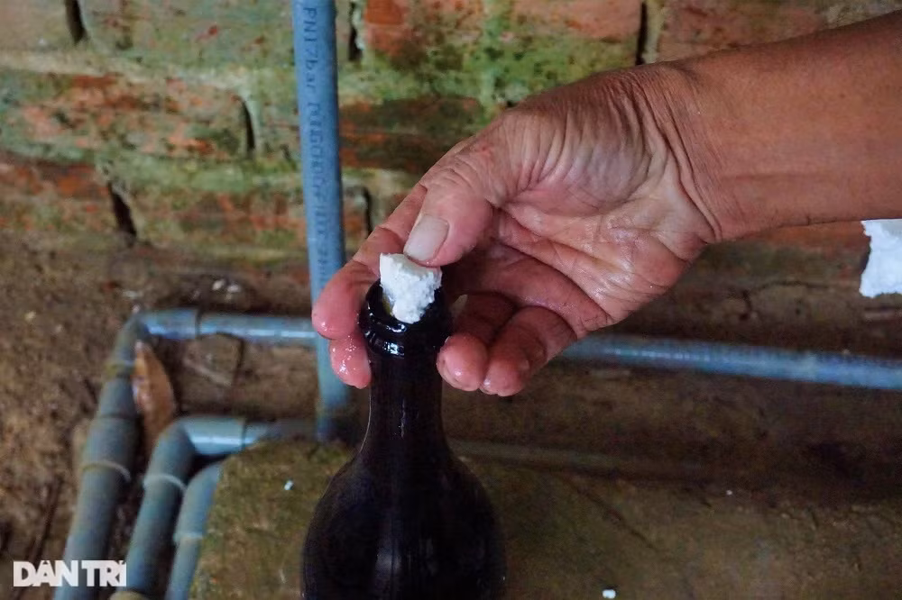 Những chai không có nắp thì ông dùng xốp để bịt kín việc này để tránh nước bị bay hơi khi được gắn vào tường.