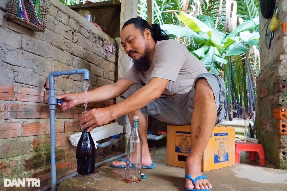 Sau khi rửa sạch, chai được ông đổ nước vào trong rồi đậy nắp lại. Cách làm này tạo cách nhiệt, mùa nắng ngôi nhà sẽ mát mẻ và giúp chai phản chiếu được ánh sáng.