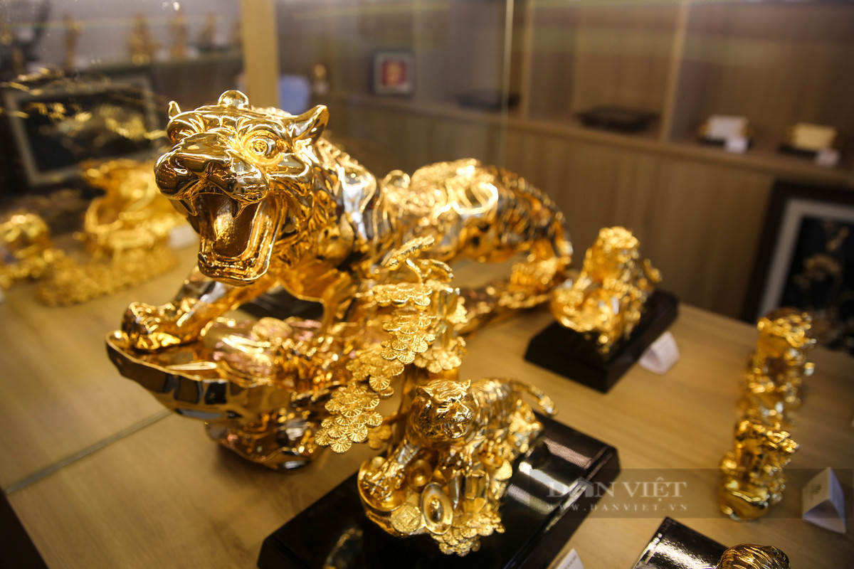 Chia sẻ với phóng viên Dân Việt, đại diện một cửa hàng chuyên bán đồ mạ vàng tại phố Xã Đàn (quận Đống Đa) cho biết, bộ sưu tập năm nay tại cửa hàng chúng tôi gồm nhiều tượng hổ mạ vàng 24K như tài lộc, tượng hổ uy phong, tượng hổ phong thủy, tượng hổ vượng cát, tượng hổ uy trấn sơn hà... Tất cả các sản phẩm đều được mạ vàng thật bằng phương pháp điện phân.