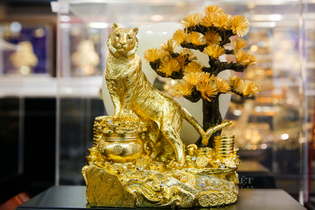 Anh Vũ Đức Nam (Đại diện cửa hàng) cho biết: "Năm nay, cửa hàng tôi chủ yếu bày bán tượng hổ mạ vàng 24K kích thước nhỏ khoảng từ 30 - 35cm. Vì đây là kích thước phù hợp để bày trí trên bàn làm việc nên rất hút khách".