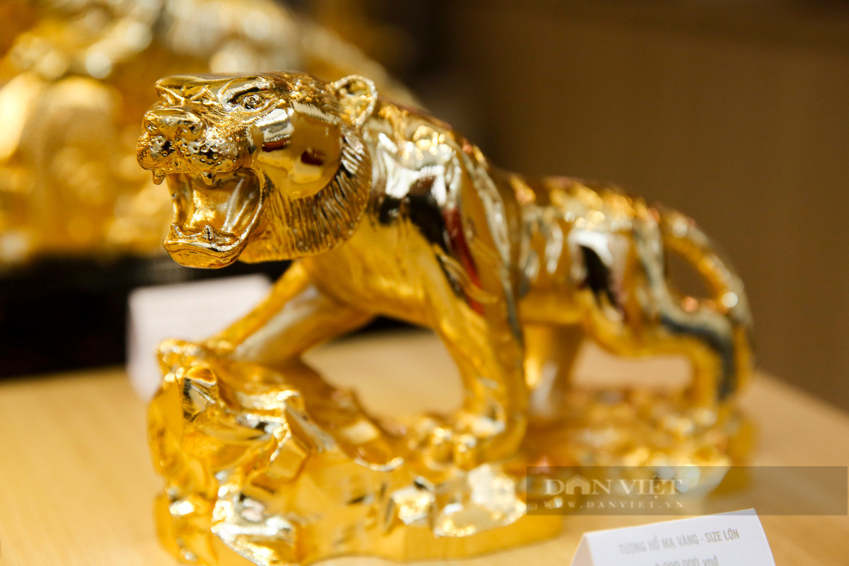 Bên cạnh đó, nhiều mẫu tượng hổ mạ vàng 24K với kích thước nhỏ hơn được bán với giá dao động từ 6 - 18 triệu đồng.