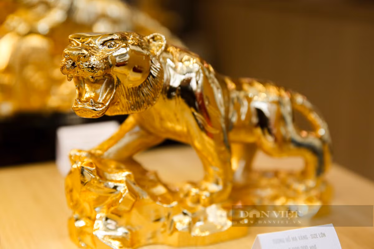 Bên cạnh đó, nhiều mẫu tượng hổ mạ vàng 24K với kích thước nhỏ hơn được bán với giá dao động từ 6 - 18 triệu đồng.