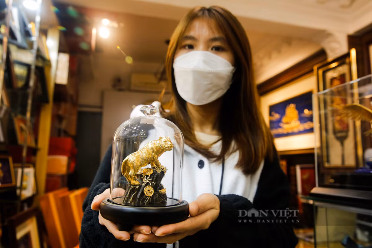 Tại một cửa hàng chuyên bán đồ mạ vàng trên phố Trần Quang Diệu (quận Đống Đa) cũng bày bán nhiều tượng hổ mạ vàng. Tuy nhiên, phần lớn là tượng kích thước nhỏ.