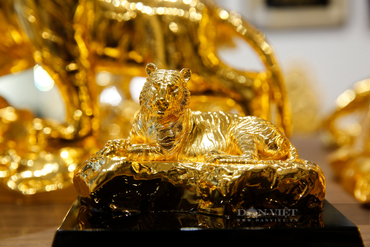 Ngoài ra, cửa hàng này còn nhận được một số đơn từ các doanh nghiệp đặt số lượng từ 50 đến 100 tượng hổ vàng 24K kích thước nhỏ, giá 6 triệu đồng để làm quà tặng đối tác, tri ân khách hàng.