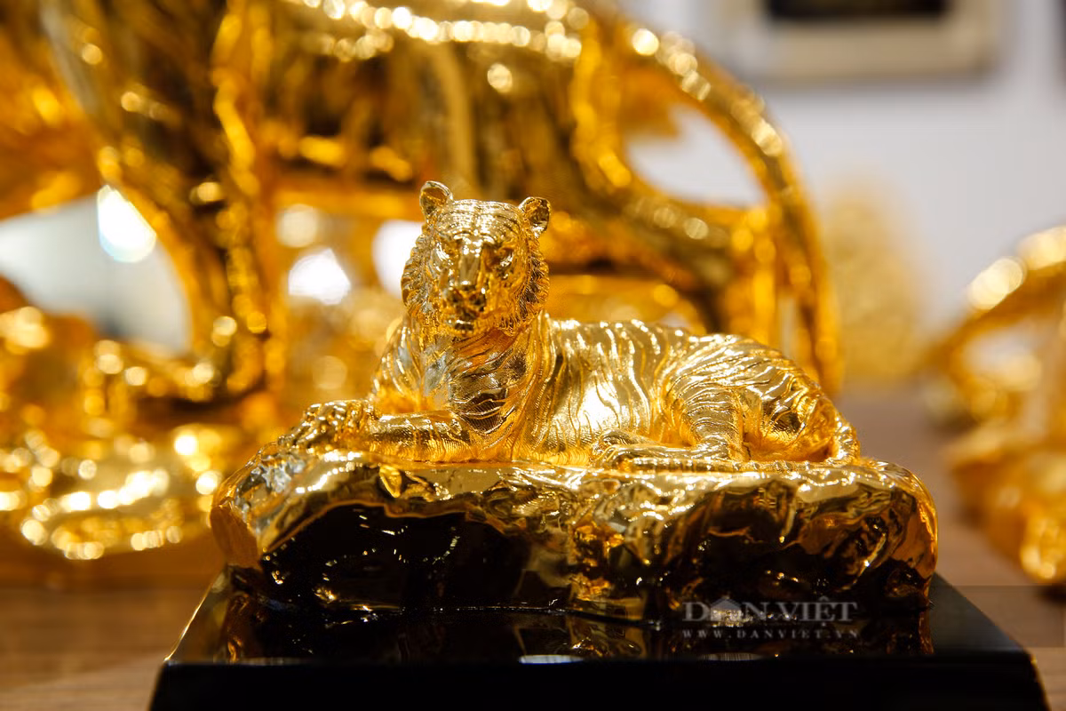 Ngoài ra, cửa hàng này còn nhận được một số đơn từ các doanh nghiệp đặt số lượng từ 50 đến 100 tượng hổ vàng 24K kích thước nhỏ, giá 6 triệu đồng để làm quà tặng đối tác, tri ân khách hàng.