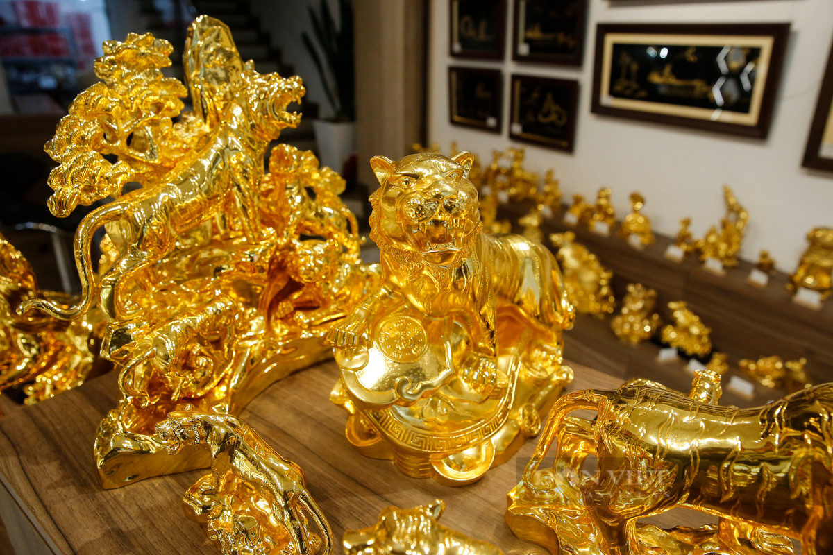 Cũng trên phố Xã Đàn, đại diện một cửa hàng chuyên bán đồ mạ vàng khác chia sẻ, khách hàng đến hỏi mua tượng hổ vàng khá nhiều, trong đó chủ yếu là khách cá nhân, mua để bài trí trong phòng hoặc biếu tặng.