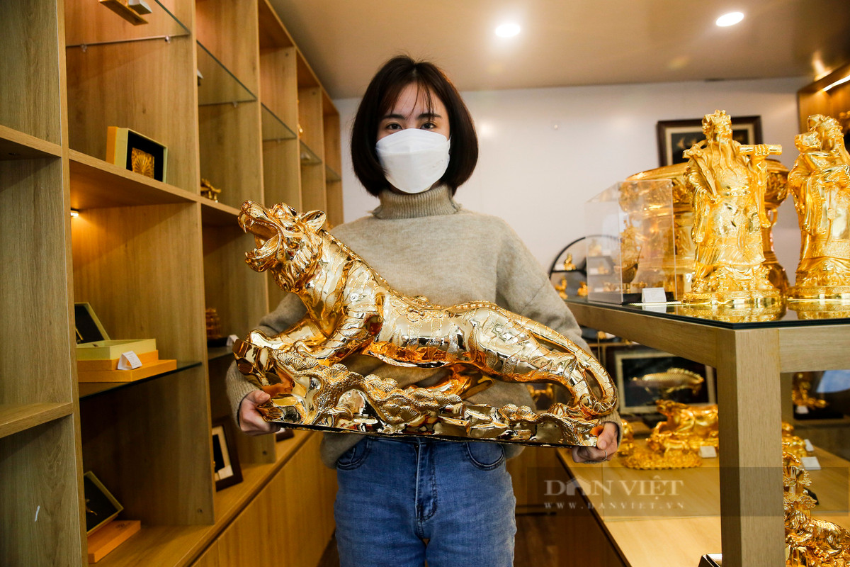 Tượng hổ uy phong mạ vàng 24K với kích thước lớn được cửa hàng này bán với giá 50 triệu đồng.
