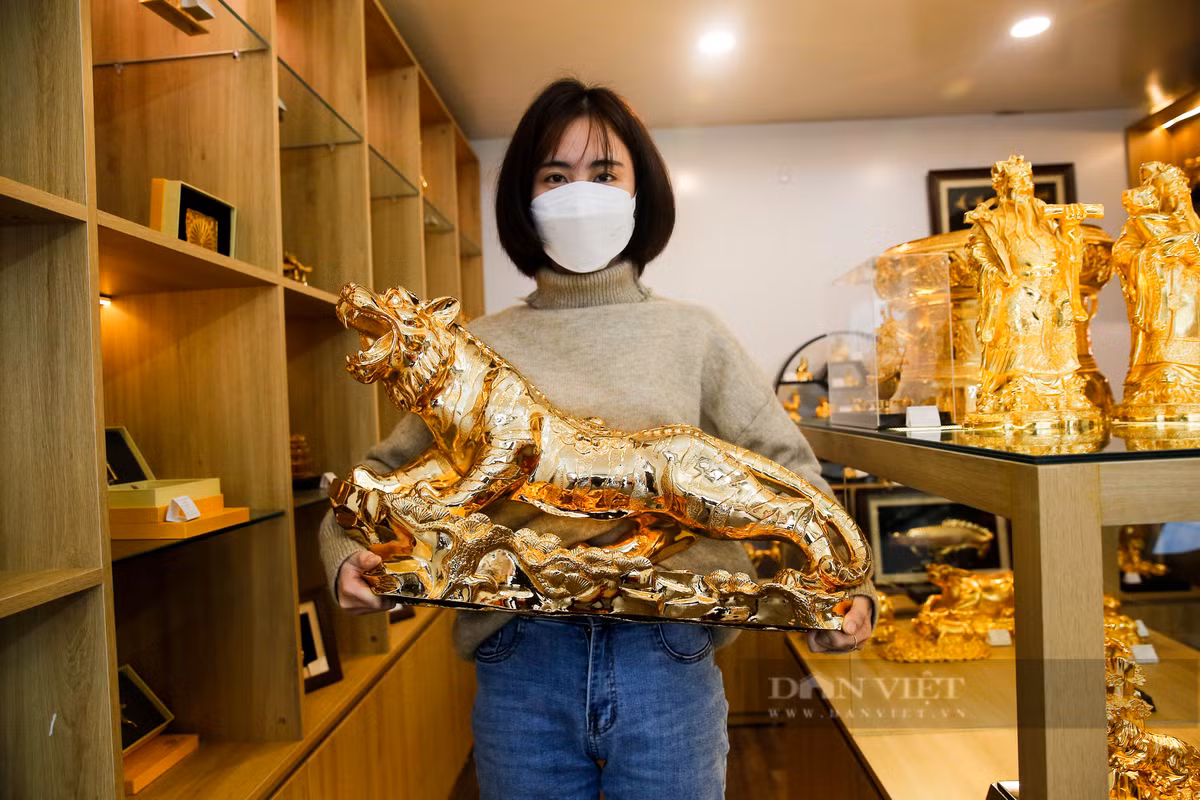Tượng hổ uy phong mạ vàng 24K với kích thước lớn được cửa hàng này bán với giá 50 triệu đồng.