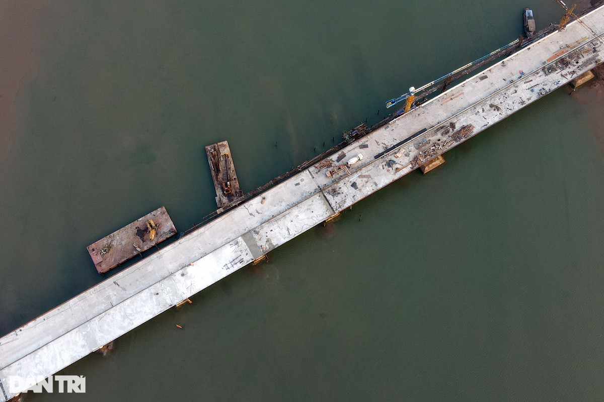 Cầu Vân Tiên có tổng chiều dài gần 1,5km, được thiết kế dầm bê tông cốt thép dự ứng lực đúc hẫng cân bằng căng sau; tiêu chuẩn đường cao tốc 4 làn xe ôtô và 2 làn dừng khẩn cấp đảm bảo tốc độ tối đa 120km/h (Ảnh: Đỗ Quân).