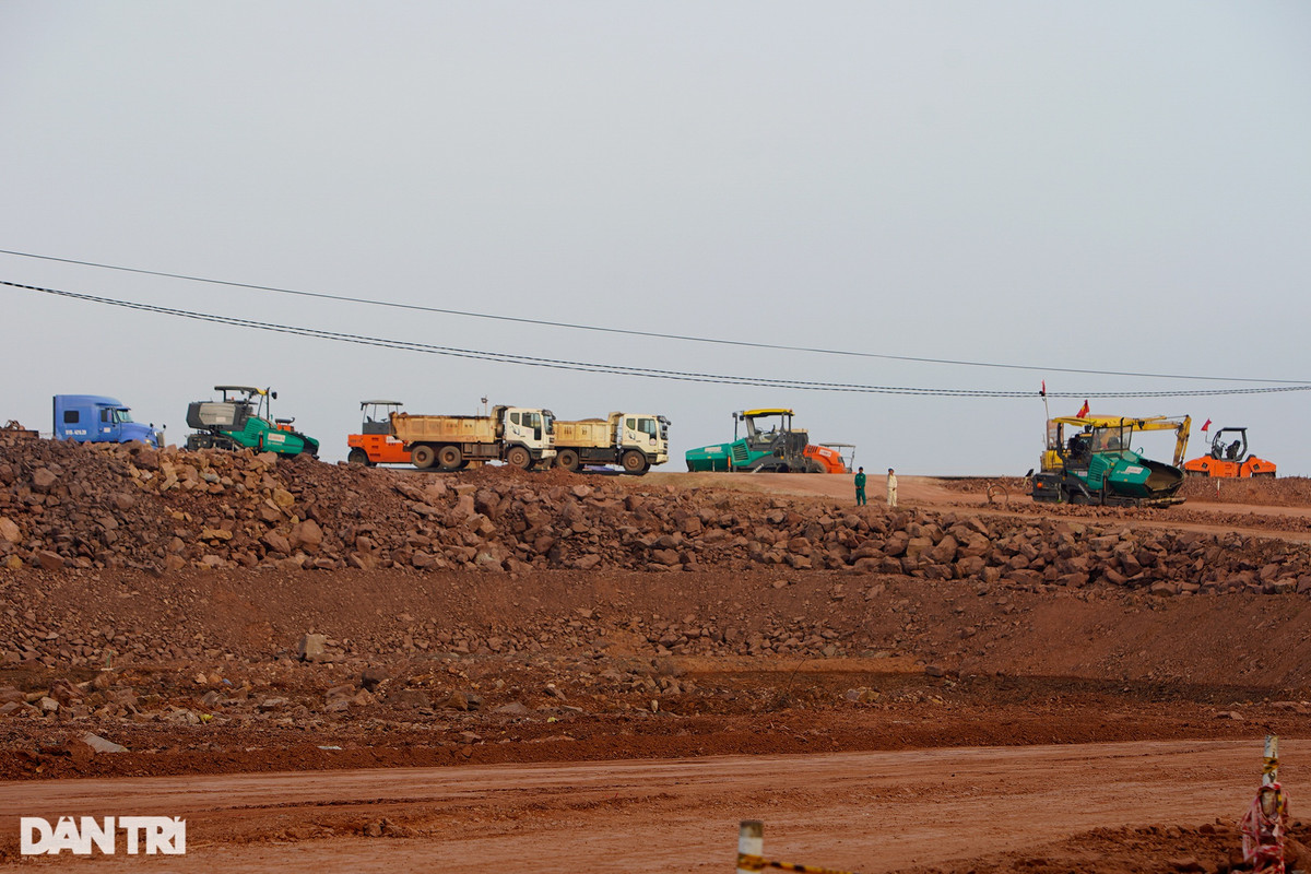 Theo Ban quản lý dự án, trên công trường thường xuyên duy trì khoảng 300 cán bộ, công nhân, tổ chức thi công liên tục trong cả 3 ca. Lượng phương tiện, thiết bị, nhân lực bố trí tăng gấp 2 so với phương án tổ chức thi công theo dự thầu. Trong đó, có nhiều công nhân đã bám trụ công trường từ ngày đầu, thi công xuyên Tết, đến nay vẫn chưa về thăm nhà (Ảnh: An Nhiên).