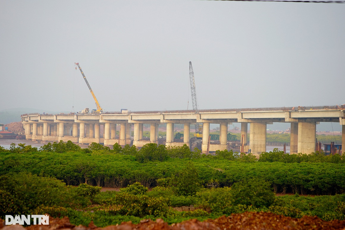 Theo đánh giá của các chuyên gia, đây là công trình có độ khó cao do điều kiện địa hình, địa chất khu vực phức tạp, dòng nước thủy triều chảy siết, dưới đáy là tầng đá, chiều sâu mức nước trên 17m (tương đương cầu Bãi Cháy) dẫn đến, việc định vị khoan nhồi, neo hệ thống nổi để phục vụ thi công mất nhiều thời gian (Ảnh: An Nhiên).