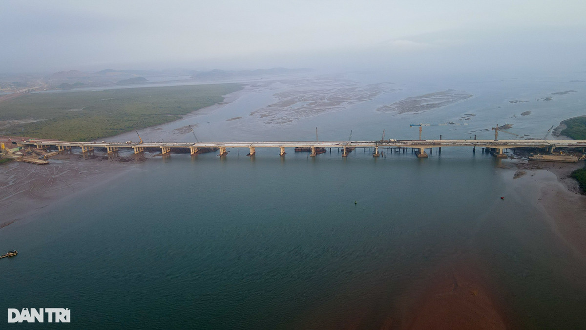 Cao tốc Vân Đồn - Móng Cái sở hữu nhiều cây cầu vượt biển, vượt sông suối nhất với 32 cây cầu trên toàn tuyến. Trong đó, có cầu Vân Tiên là cầu dài nhất tỉnh Quảng Ninh hiện nay (Ảnh: Đỗ Quân).