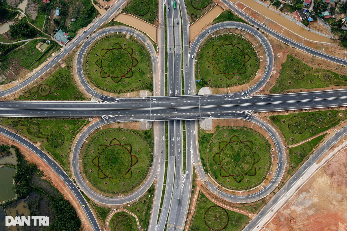 Điểm đầu cao tốc Hạ Long - Vân Đồn giao với cao tốc Hạ Long - Hải Phòng và quốc lộ 18, tại phường Đại Yên, TP Hạ Long, Quảng Ninh (Ảnh: Đỗ Quân).