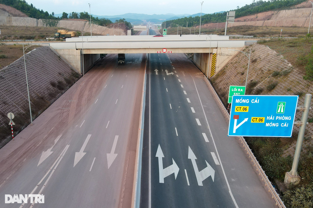 Việc hoàn thành đoạn tuyến cao tốc Vân Đồn - Móng Cái được đánh giá sẽ giúp các khu kinh tế cửa khẩu tỉnh Quảng Ninh có sự phát triển vượt bậc, tạo sức mạnh lan tỏa và là động lực giúp khu vực miền Đông của Quảng Ninh tăng trưởng nhanh hơn, kéo gần khoảng cách về kinh tế - xã hội với các địa phương có tốc độ phát triển cao như Hạ Long, Cẩm Phả, Móng Cái... (Ảnh: An Nhiên).
