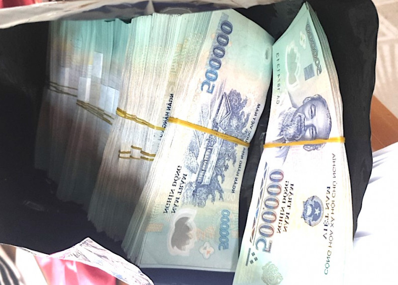 Vao khach san voi ban gai roi chuyen tien ty sang tai khoan vo-Hinh-2