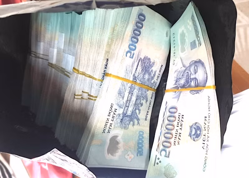 Vao khach san voi ban gai roi chuyen tien ty sang tai khoan vo-Hinh-2