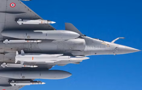 Tên lửa hạt nhân chiến thuật ASMP dưới bụng tiêm kích Rafale.