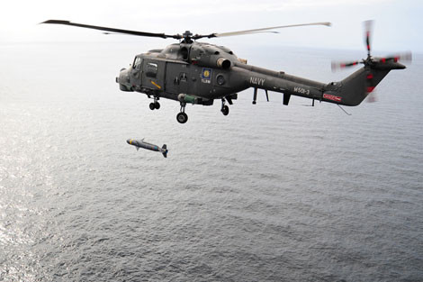 Super Lynx 300 phóng tên lửa diệt hạm Sea Skua.