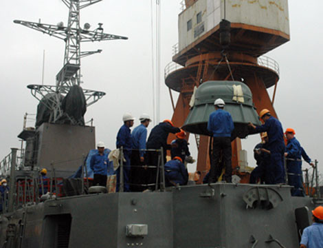 Để chế tạo TT400TP, các kỹ sư nhà máy Hồng Hà đã ứng dụng công nghệ đóng tàu mới. Đó là chế tạo theo kiểu module độc lập, trong mỗi module được thiết kế và bố trí lắp đặt các thiết bị gần như hoàn chỉnh theo từng khối rồi lắp ráp lại. Công nghệ này giúp cho việc đóng tàu được thực hiện nhanh hơn, độ chính xác cao hơn. Trong ảnh là các công nhân nhà máy Hồng Hà đang lắp tổ hợp pháo phòng không 30mm lên tàu.