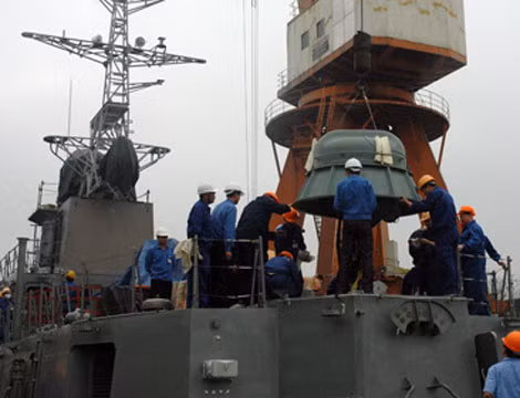 Để chế tạo TT400TP, các kỹ sư nhà máy Hồng Hà đã ứng dụng công nghệ đóng tàu mới. Đó là chế tạo theo kiểu module độc lập, trong mỗi module được thiết kế và bố trí lắp đặt các thiết bị gần như hoàn chỉnh theo từng khối rồi lắp ráp lại. Công nghệ này giúp cho việc đóng tàu được thực hiện nhanh hơn, độ chính xác cao hơn. Trong ảnh là các công nhân nhà máy Hồng Hà đang lắp tổ hợp pháo phòng không 30mm lên tàu.