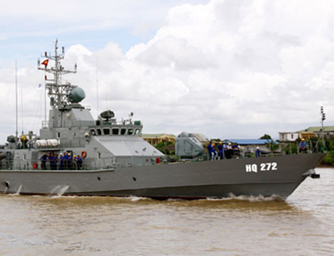 Tàu pháo TT400TP có lượng giãn nước 480 tấn toàn tải, dài 54,16m, rộng 9,16m. Tàu đạt tốc độ tối đa 32 hải lý/h, hoạt động liên tục trên biển 30 ngày đêm.