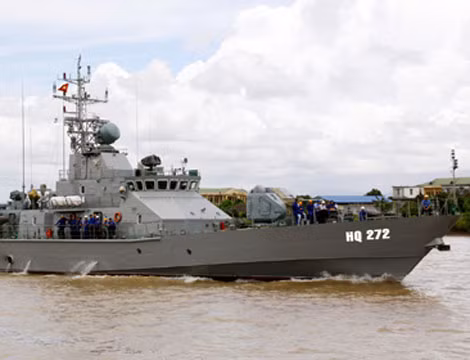 Tàu pháo TT400TP có lượng giãn nước 480 tấn toàn tải, dài 54,16m, rộng 9,16m. Tàu đạt tốc độ tối đa 32 hải lý/h, hoạt động liên tục trên biển 30 ngày đêm.