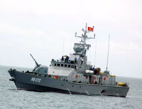 Tàu pháo TT400TP có tính tự động hóa trong vận hành cao, trang bị nhiều hệ thống điện tử hiện đại.