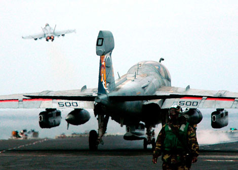 Ở thời điểm sinh tử đó, trong nỗ lực tuyệt vọng, người Mỹ chỉ có thể đưa một máy bay tác chiến điện tử EA-6B cất cánh.