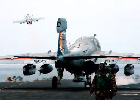 Ở thời điểm sinh tử đó, trong nỗ lực tuyệt vọng, người Mỹ chỉ có thể đưa một máy bay tác chiến điện tử EA-6B cất cánh.