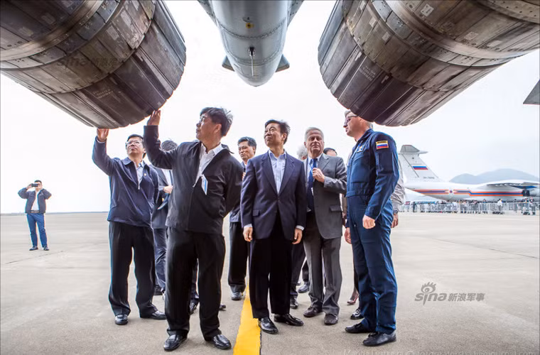 Các quan chức hàng không Trung Quốc kiểm tra bên ngoài động cơ AL-41F của siêu tiêm kích Su-35 tại triển lãm Chu Hải.