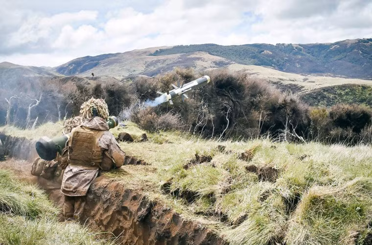 Khoảnh khắc quả đạn tên lửa chống tăng Javelin rời ống phóng trong cuộc tập trận Kiwi Koru của Quân đội Hoàng gia New Zealand.